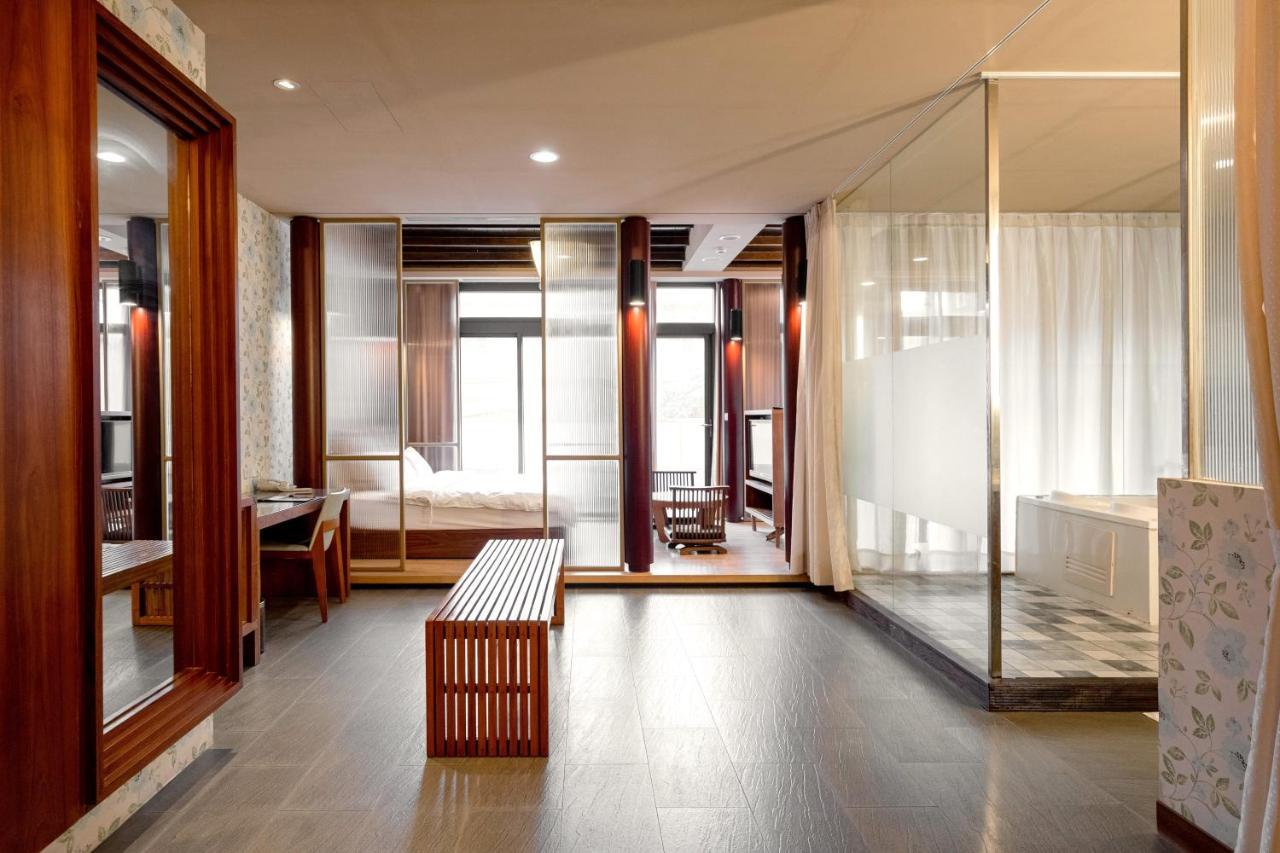Tian Xia Ju Motel Yilan Exterior photo