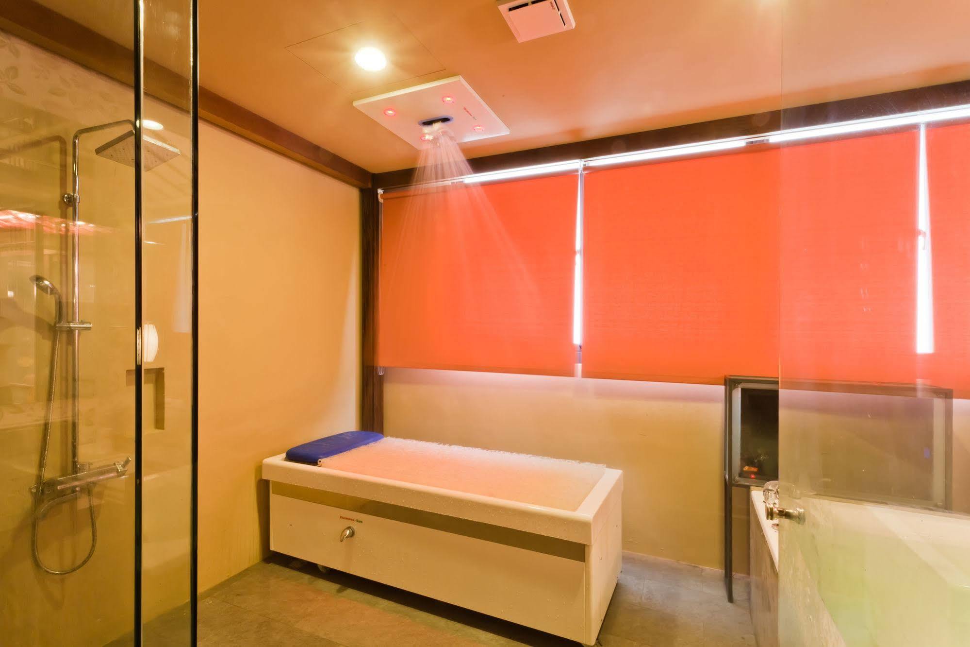 Tian Xia Ju Motel Yilan Exterior photo