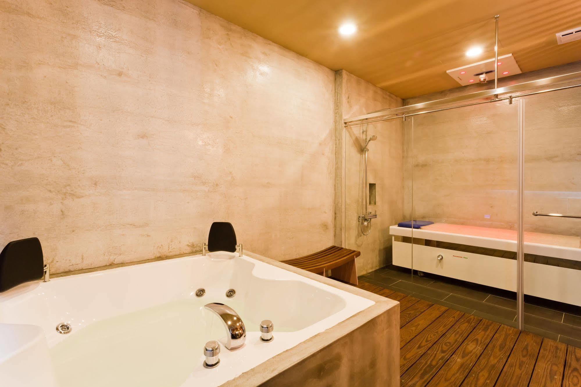 Tian Xia Ju Motel Yilan Exterior photo